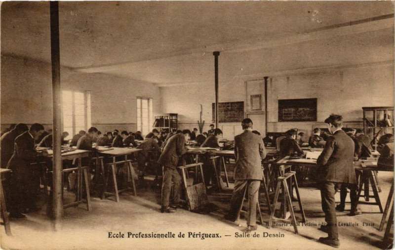 Carte postale ancienne Ecole Professionnelle de Perigueux-Salle de Dessin