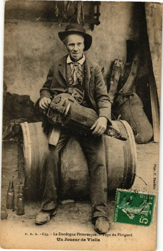 Carte postale ancienne Dordogne - Type du Perigord-Un Joueur de Vieille
