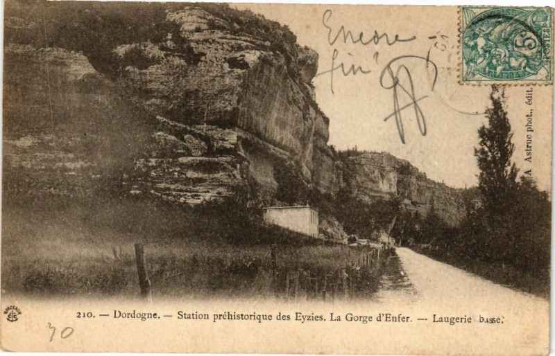 Carte postale ancienne Station préhistorique des Eyzies-La Gorge d'Enfer-Laugerie