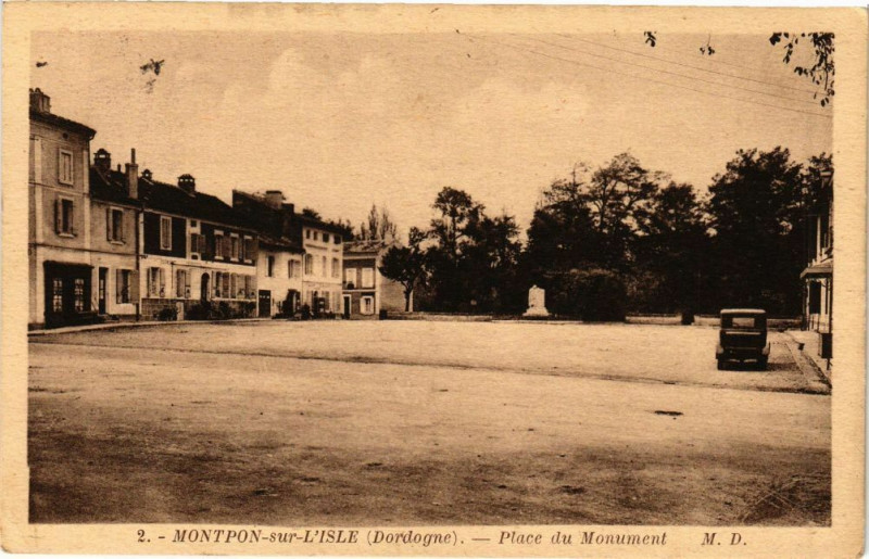 Carte postale ancienne Dordogne - Montpon-sur-l'Isle-Place du Monument