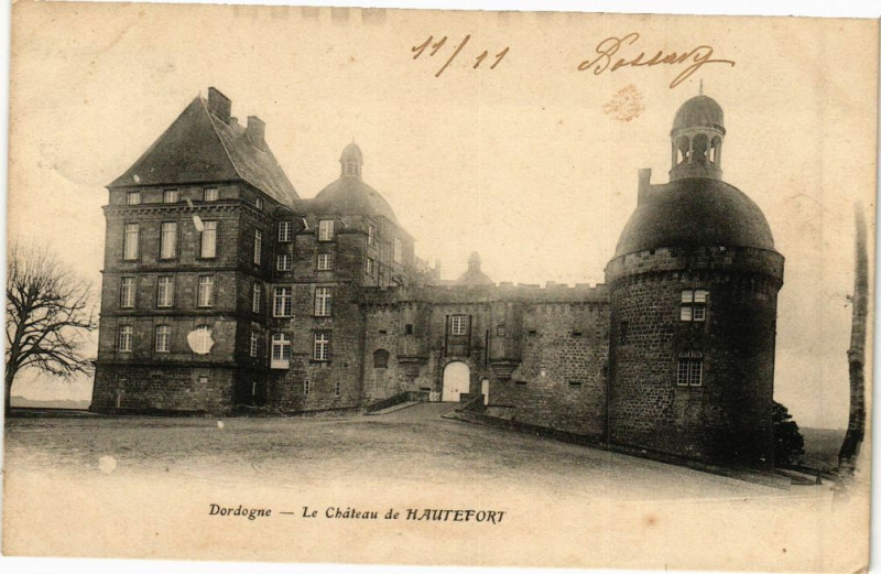 Carte postale ancienne Dordogne - Le Chateau de Hautefort à Hautefort