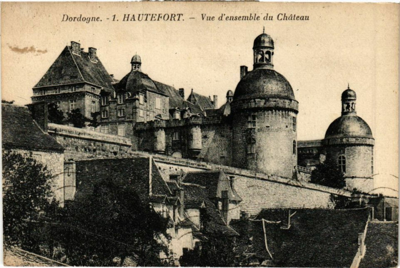 Carte postale ancienne Dordogne - Hautefort-Vue d'ensemble du Chateau à Hautefort