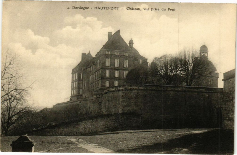 Carte postale ancienne Dordogne - Hautefort-Chateau vue prise du Pont à Hautefort