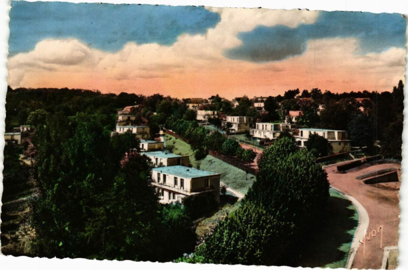 Carte postale ancienne Clairvivre-La partie haute du village vue des Magasins Généraux