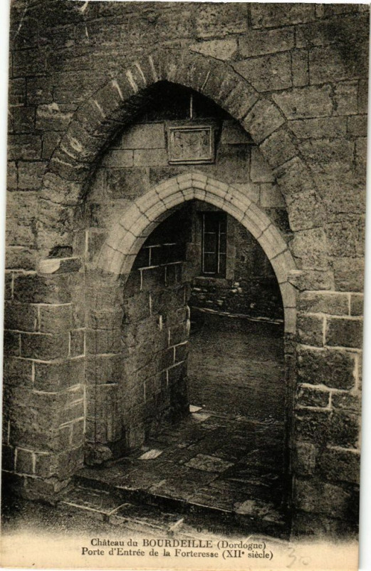 Carte postale ancienne Chateau du Bourdeille-Porte d'Entrée de la Forteresse
