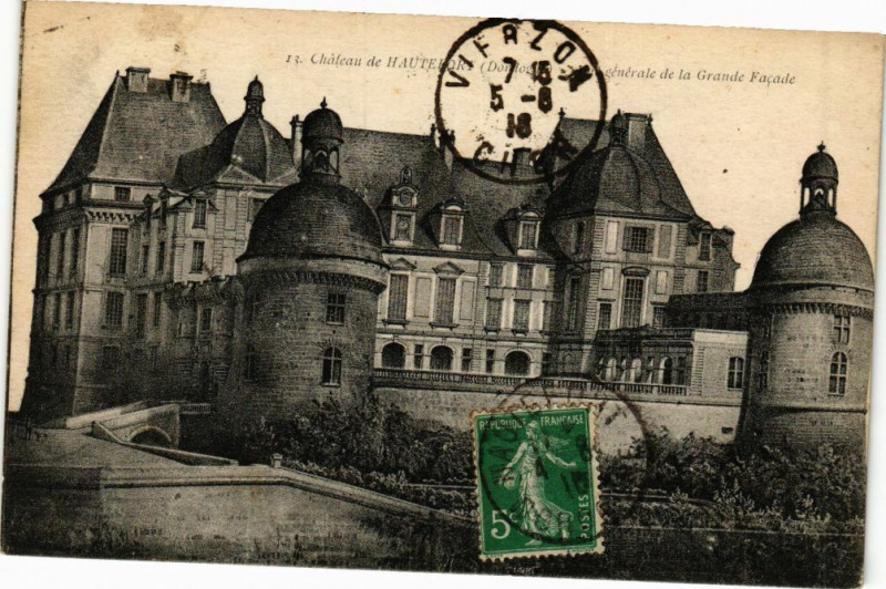 Carte postale ancienne Chateau de Hautefort-Vue générale de la Grande Facade à Hautefort