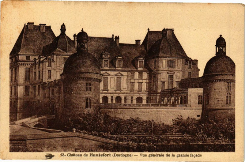 Carte postale ancienne Chateau de Hautefort-Vue générale de la grande facade à Hautefort