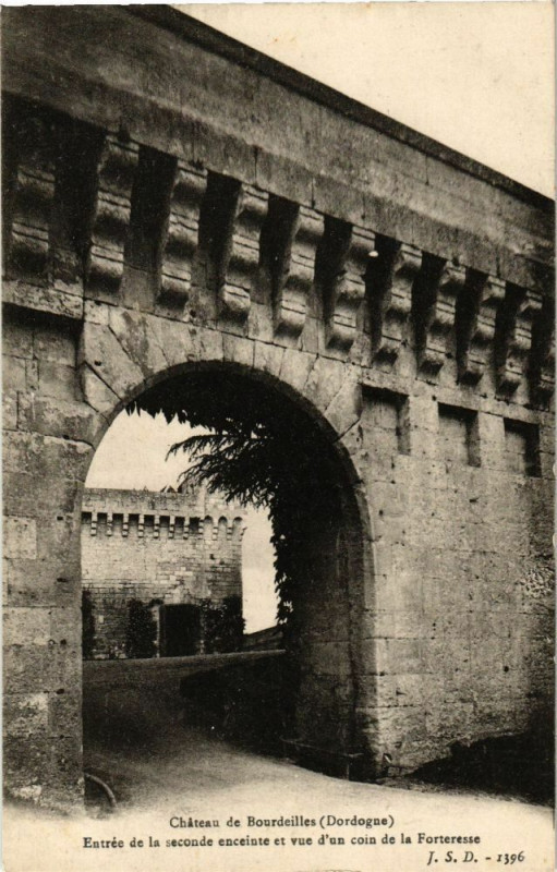 Carte postale ancienne Chateau de Bourdeilles-Entrée de la seconde enceinte à Bourdeilles