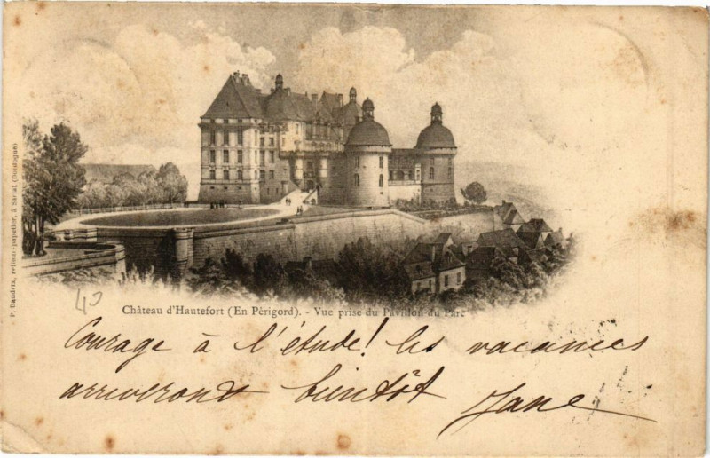 Carte postale ancienne Chateau d'Hautefort-Vue prise du Pavillon du Parc à Hautefort