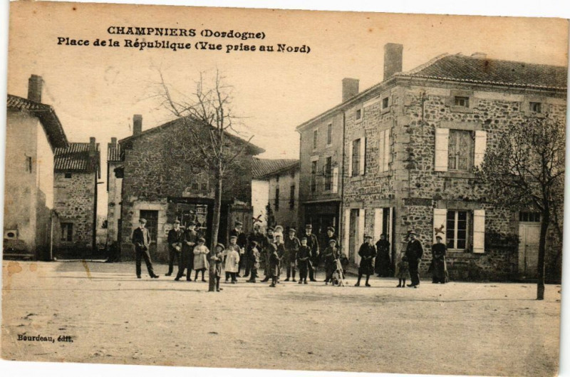 Carte postale ancienne Champniers-Place de la République
