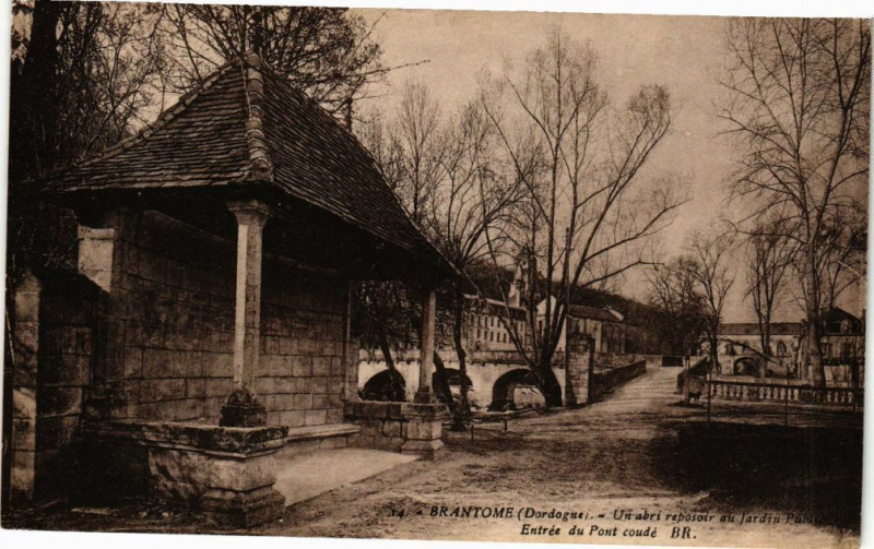 Carte postale ancienne Brantome-Un abri reposoir au Jardin Public-Entrée du Pont coudé
