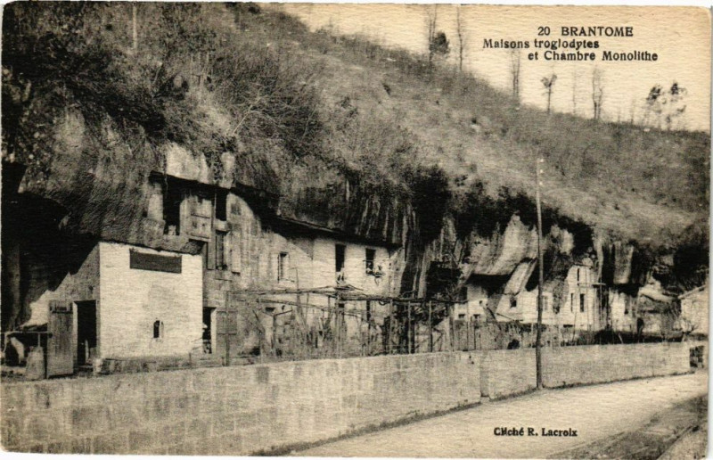 Carte postale ancienne Brantome-Maisons troglodytes et Chambre Monolithe