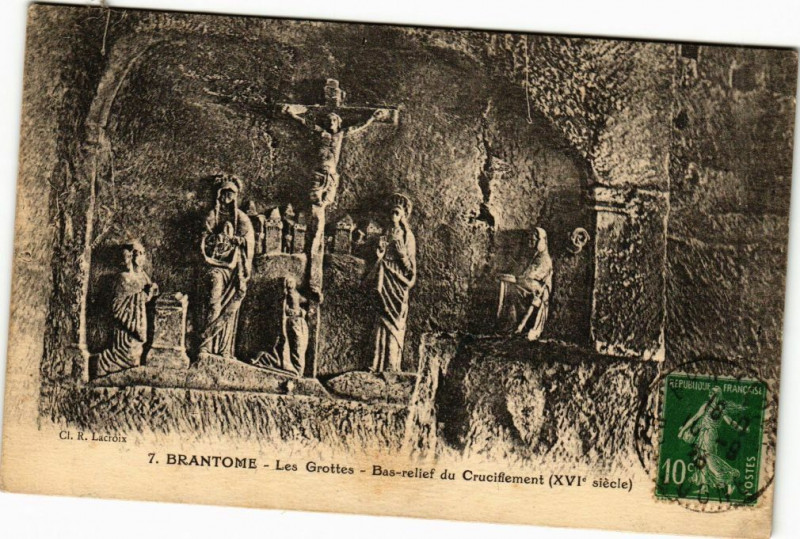 Carte postale ancienne Brantome-Les Grottes-Bas relief du Crucifiement