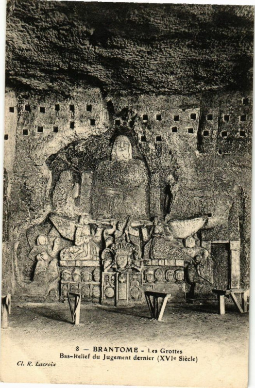 Carte postale ancienne Brantome-Les Grottes Bas Relief du Jugement dernier