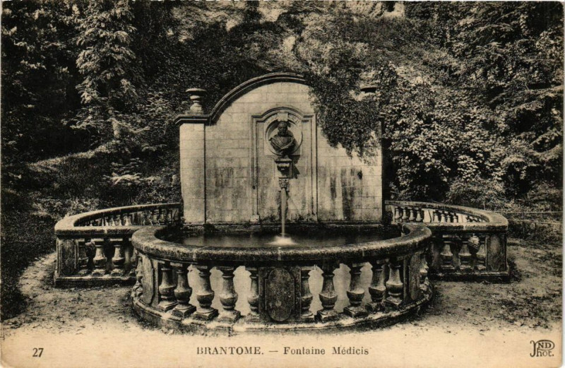 Carte postale ancienne Brantome-Fontaine Médicis