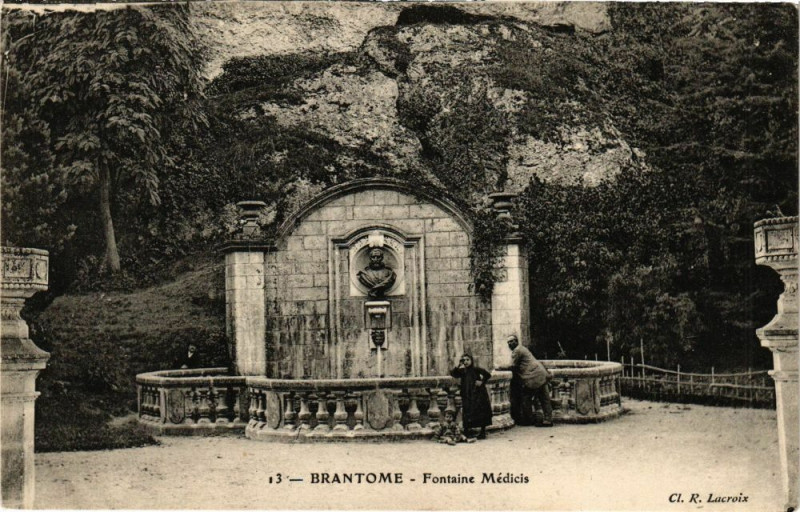 Carte postale ancienne Brantome-Fontaine Médicis