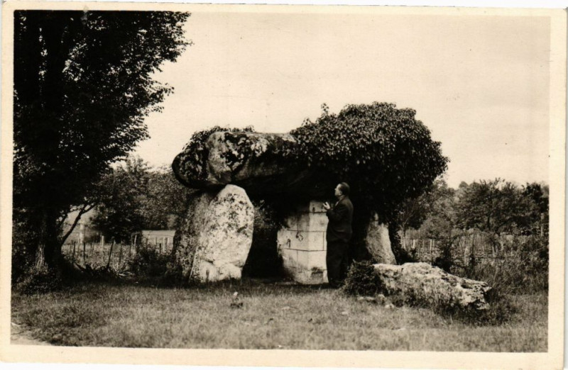 Carte postale ancienne Brantome-Dolmen de Pierre levée