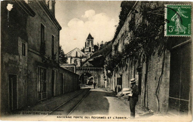 Carte postale ancienne Brantome-Ancienne Porte des Réformés et l'Abbaye