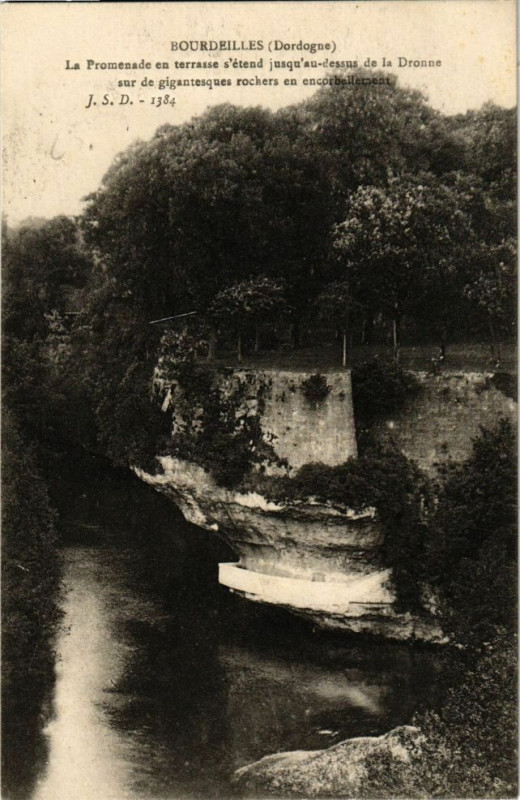Carte postale ancienne Bourdeilles-La Promenade en terrasse à Bourdeilles
