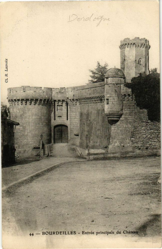 Carte postale ancienne Bourdeilles-Entrée principale du Chateau à Bourdeilles
