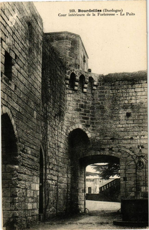 Carte postale ancienne Bourdeilles-Cour intérieure de la Forteresse-Le Puits à Bourdeilles