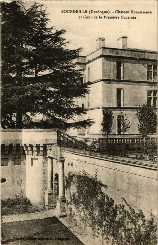 Carte postale ancienne Bourdeille-Chateau Renaissance et Cour de la Premiere Enceinte