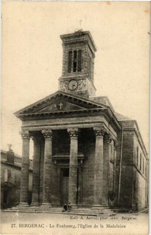 Carte postale ancienne Bergerac-Le Faubourg l'Eglise de la Madeleine à Bergerac