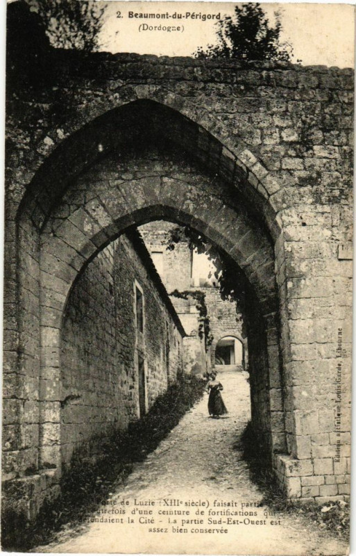 Carte postale ancienne Beaumont du Perigord-Porte de Luzie