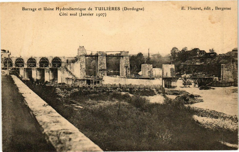 Carte postale ancienne Barrage et Usine Hydro electrique de Tuilieres