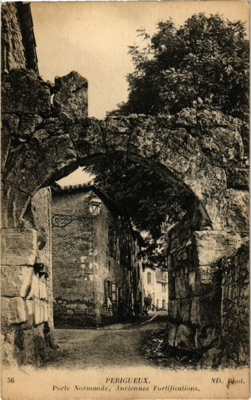Carte postale ancienne Perigueux-Porte normande à Périgueux