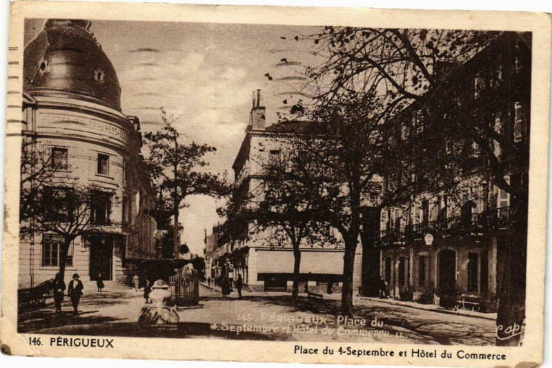 Carte postale ancienne Perigueux-Place du 4 Septembre et Hotel du Commerce à Périgueux