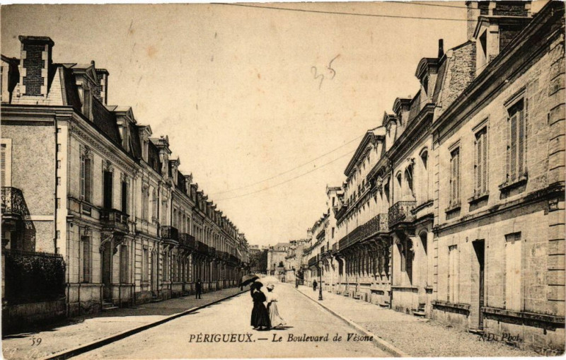 Carte postale ancienne Perigueux-Le Boulevard de Vésone à Périgueux