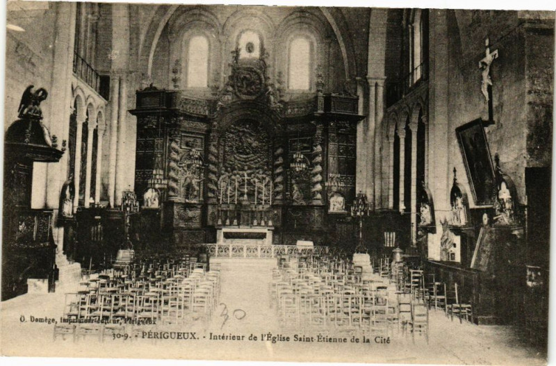 Carte postale ancienne Perigueux-Intérieur de l'Eglise Saint-Etienne de la Cité à Périgueux