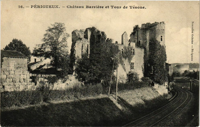 Carte postale ancienne Perigueux-Chateau Barriere et Tour de Vésone à Périgueux