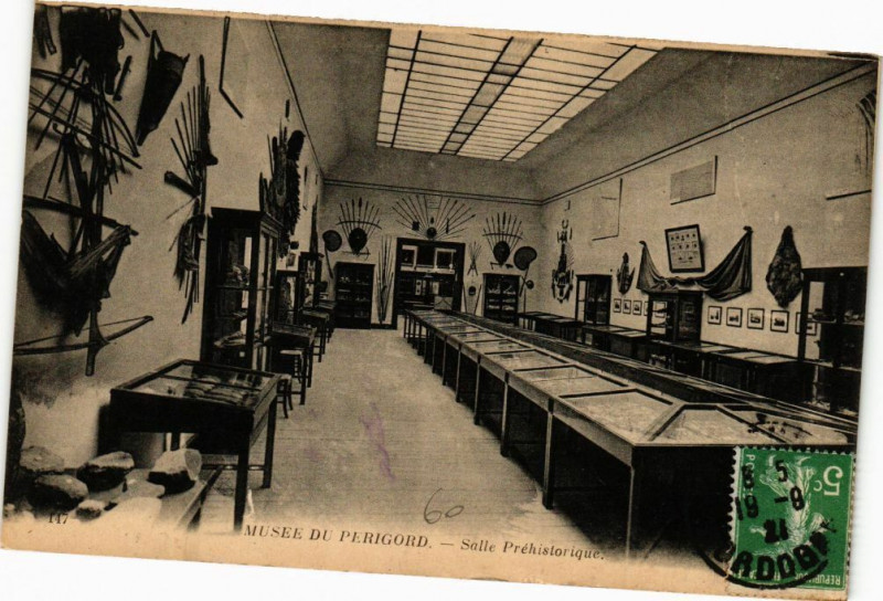 Carte postale ancienne Musée du Perigord-Salle Préhistorique