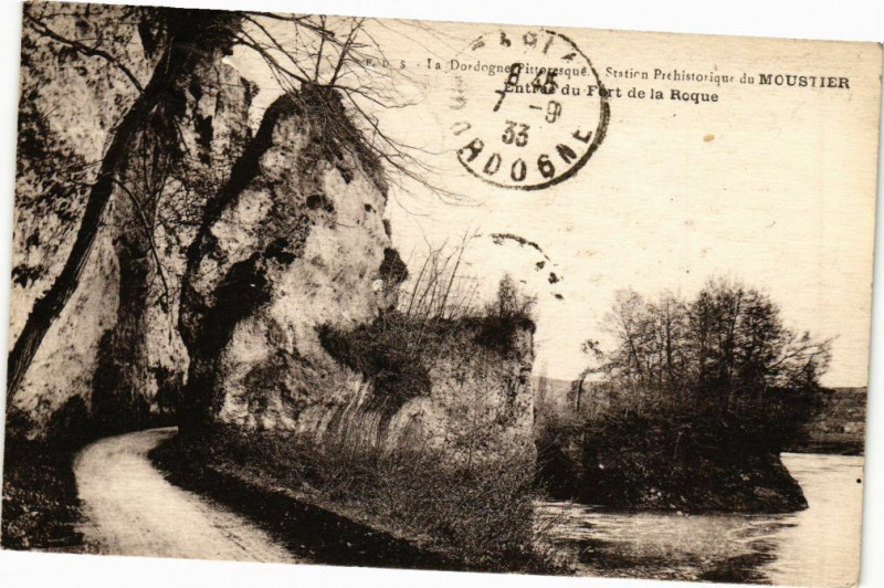 Carte postale ancienne Moustier-Entrée du Fort de La Roque
