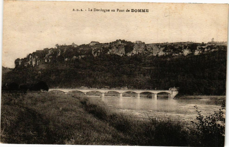 Carte postale ancienne La Dordogne au Pont de Domme à Domme