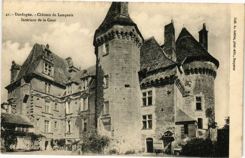 Carte postale ancienne Dordogne - Chateau de Lanquais-Intérieur de la Cour à Lanquais