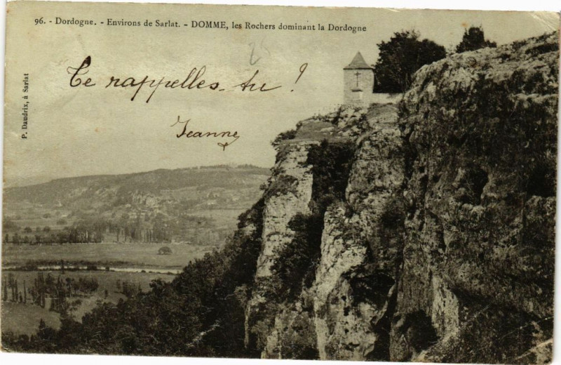 Carte postale ancienne Domme-Les Rochers dominant la Dordogne à Domme