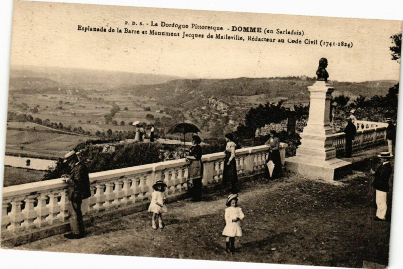 Carte postale ancienne Domme-Esplanade de la Barre et Monument Jacques de Malleville à Domme