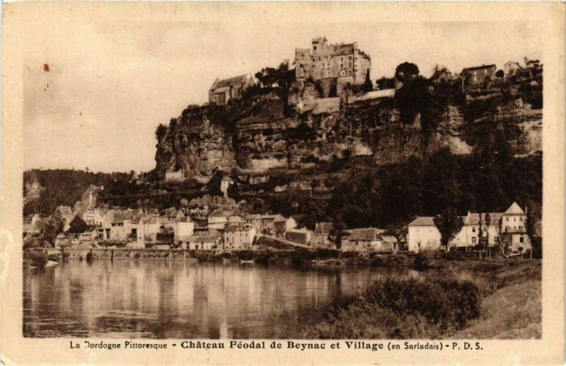 Carte postale ancienne Chateau féodal de Beynac et Village