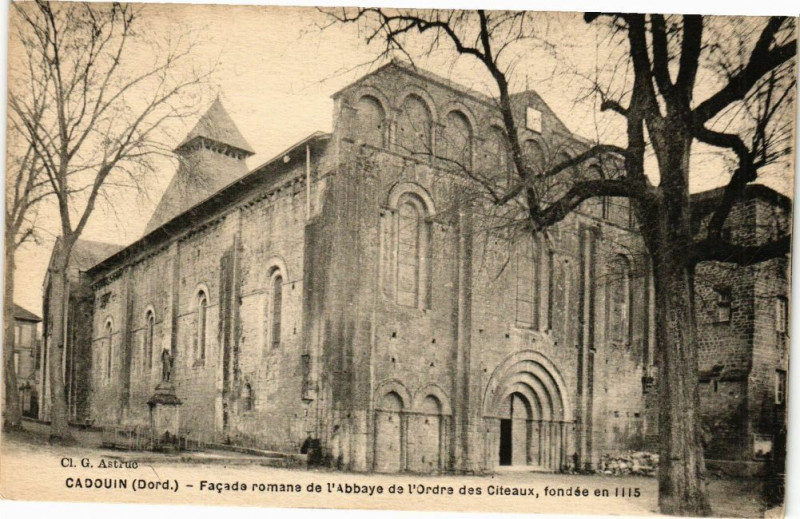 Carte postale ancienne Cadouin-Facade romane de l'Abbaye de l'Ordre des Citeaux