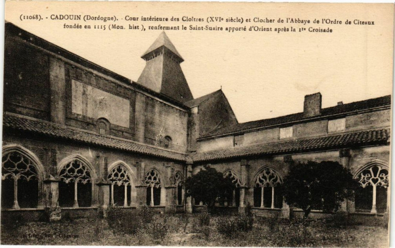 Carte postale ancienne Cadouin-Cour intérieure des Cloitres et Clocher de l'Abbaye