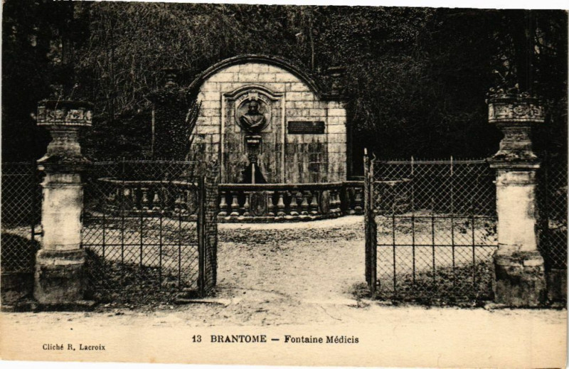 Carte postale ancienne Brantome-Fontaine Médicins