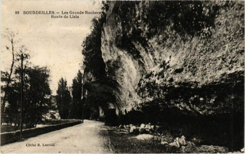 Carte postale ancienne Bourdeilles-Les Grands Rochers-Route de l'Isle à Bourdeilles