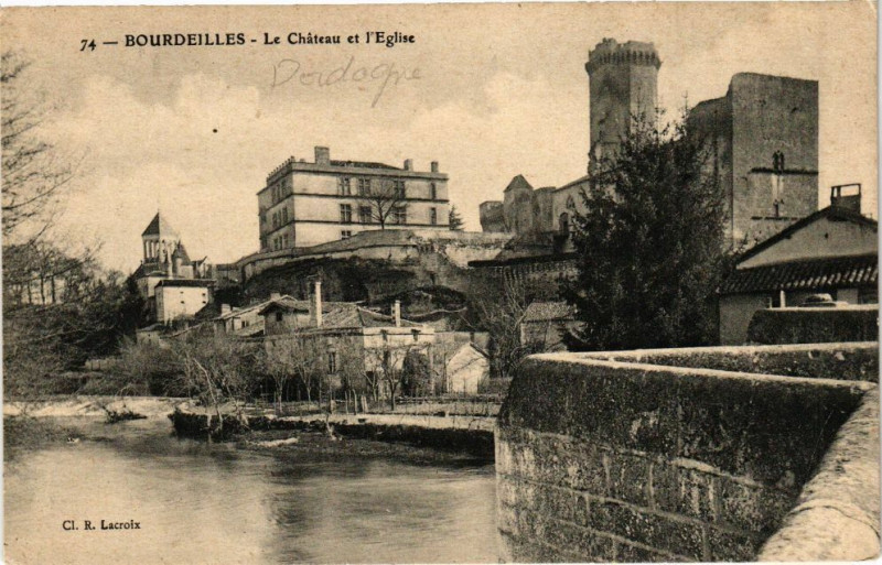 Carte postale ancienne Bourdeilles-Le Chateau et l'Eglise à Bourdeilles