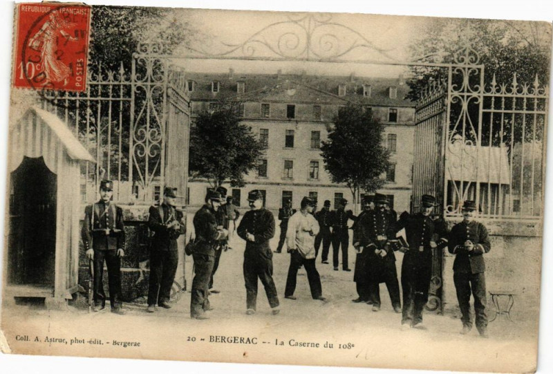 Carte postale ancienne Bergerac-La Caserne du 108e à Bergerac