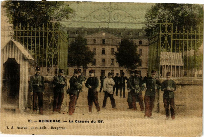 Carte postale ancienne Bergerac-La Caserne du 108e à Bergerac