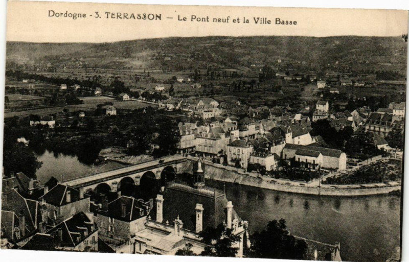 Carte postale ancienne Terrasson-Le Pont neuf et la Ville Basse