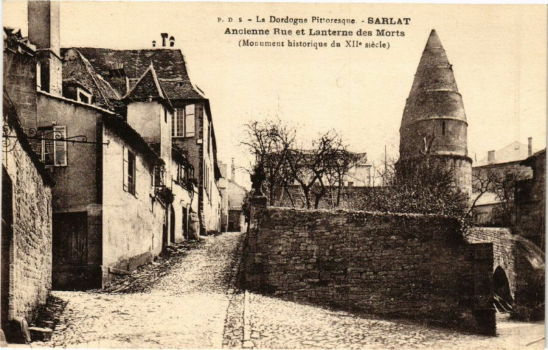 Carte postale ancienne Sarlat-Ancienne Rue et Lanterne des Morts